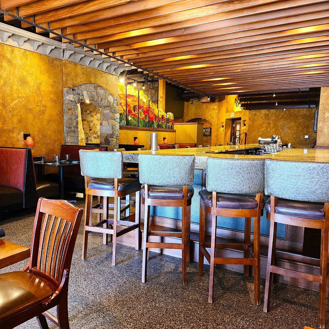 Charbonos, Restaurant in Avon
