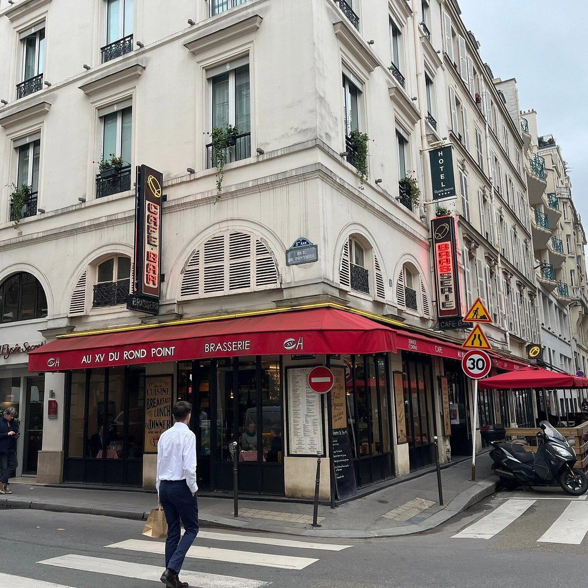 Au XV Du Rond Point, Paris, France