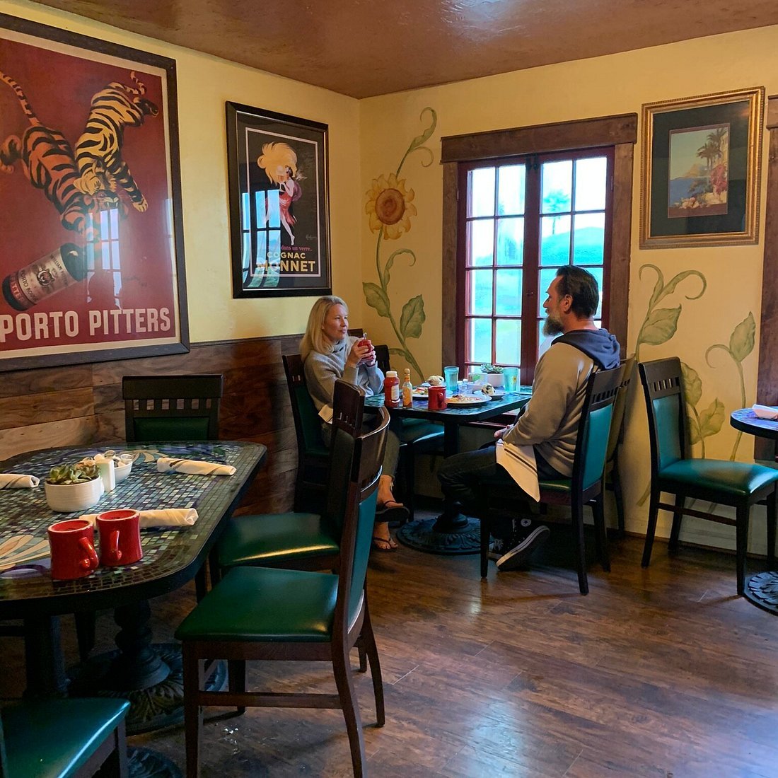 Café Nouveau restaurant in Ventura, United States