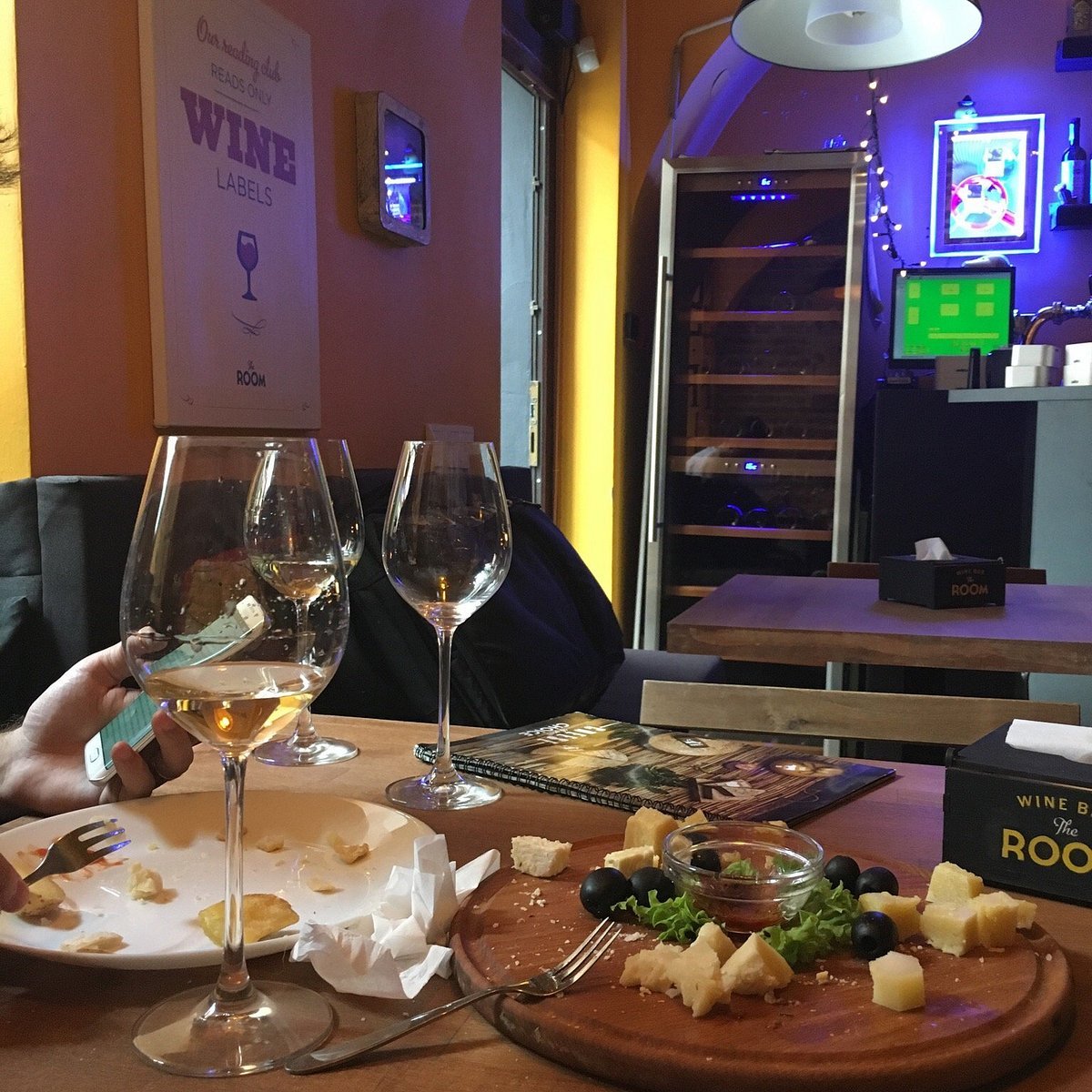 Коктейль-бар The Room restaurant in Lviv