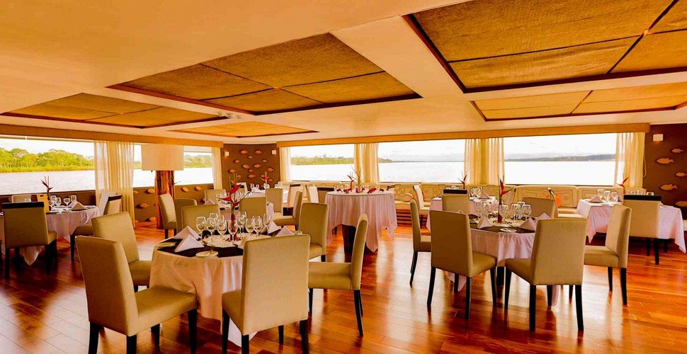 Delfin III dining room