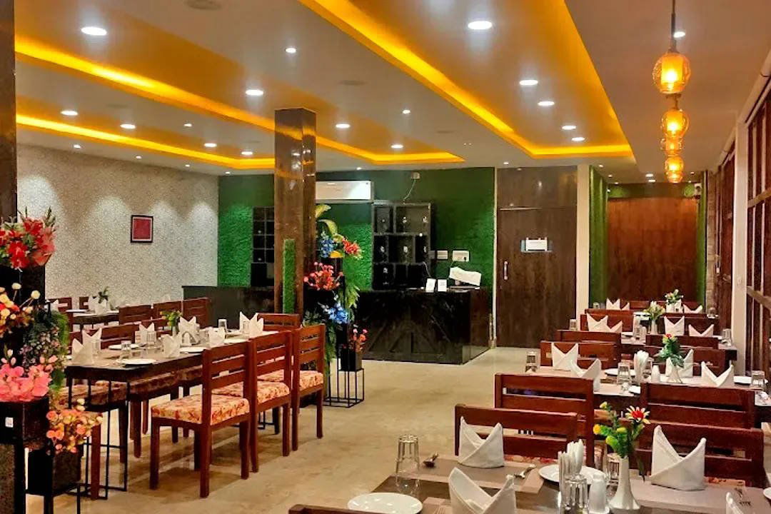 Dining Delight Restaurant, Restaurant in Danapur