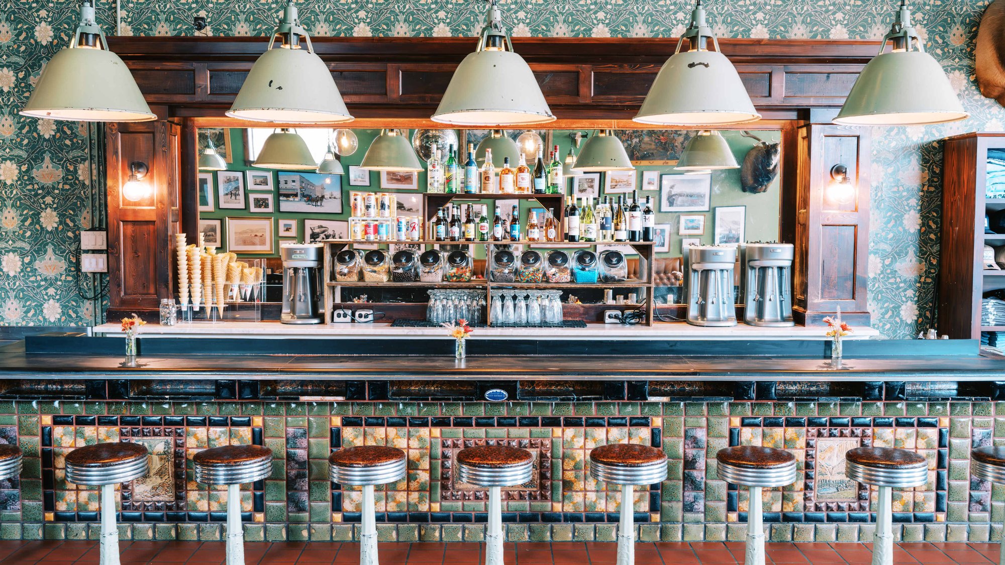 Local Restaurant & Bar, Restaurant in Jackson
