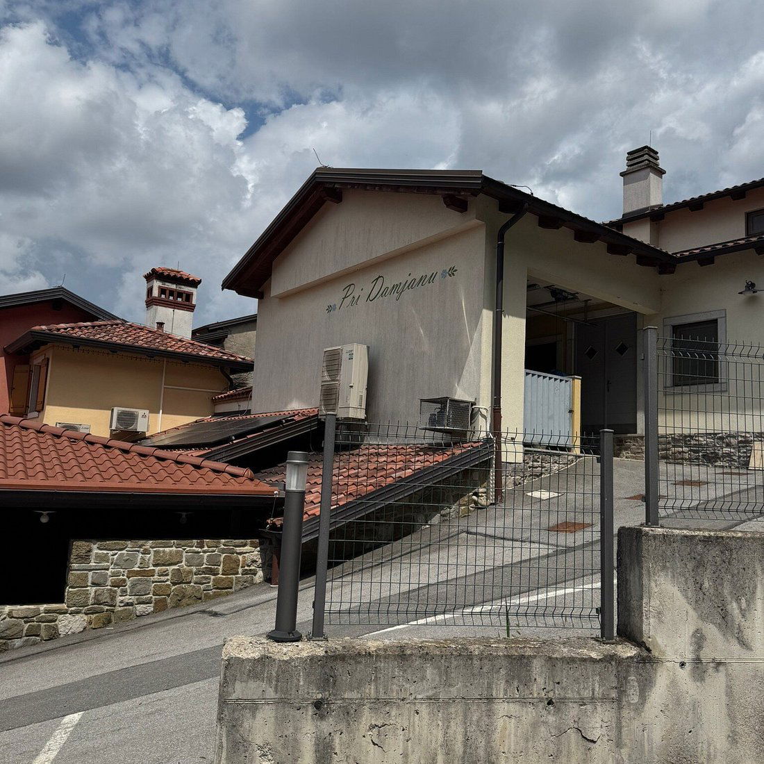 Domačija pri Damjanu, Restaurant in Hrpelje Kozina