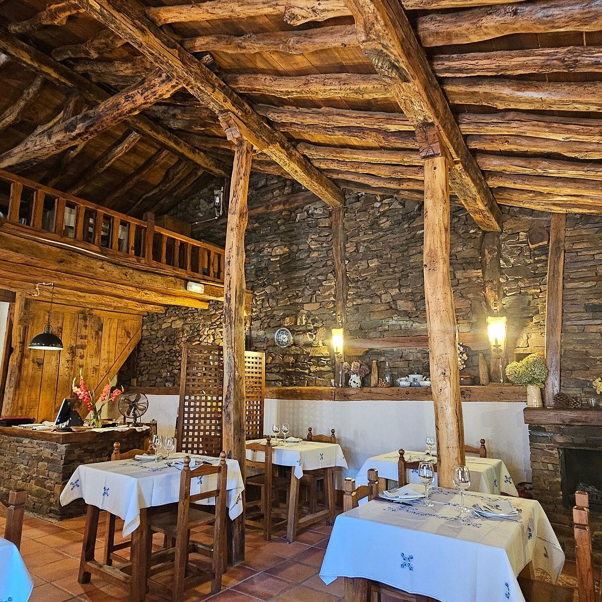 Mesón Los Cantos, Restaurant in Valverde De Los Arroyos
