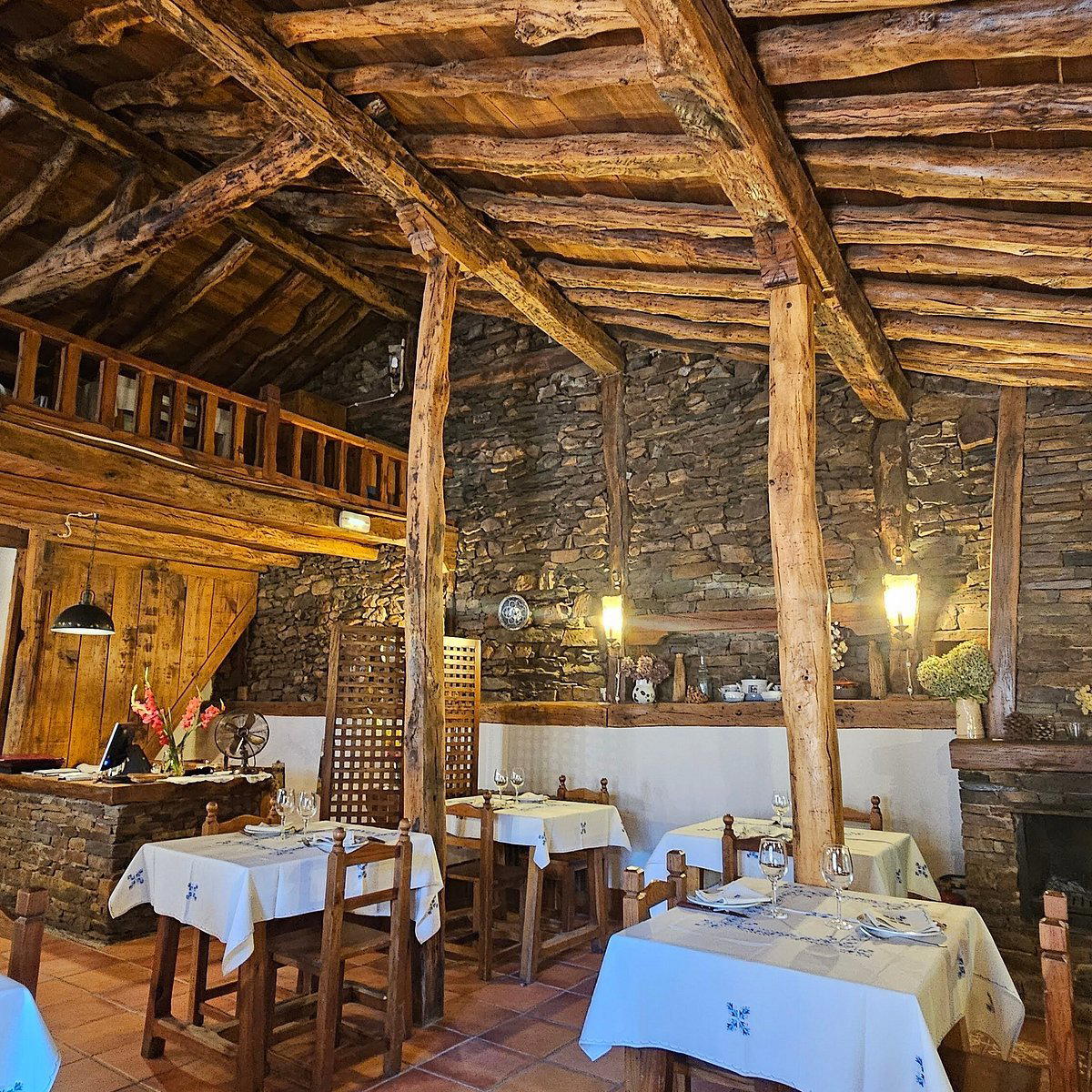 Mesón Los Cantos restaurant in Valverde De Los Arroyos