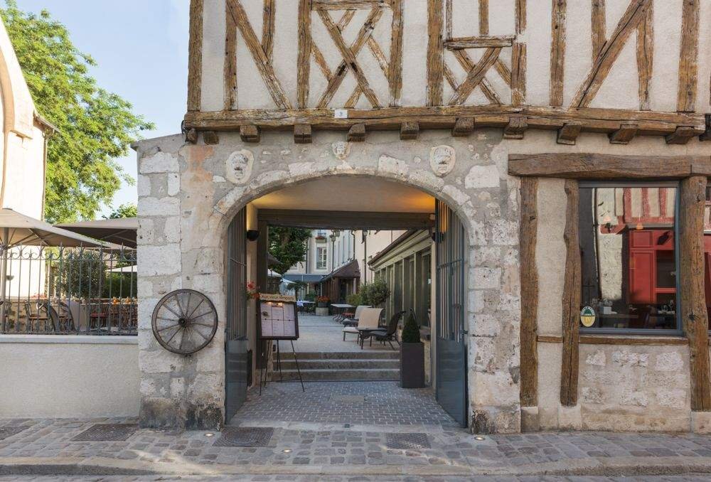 Aux Vieux Remparts restaurant in Provins
