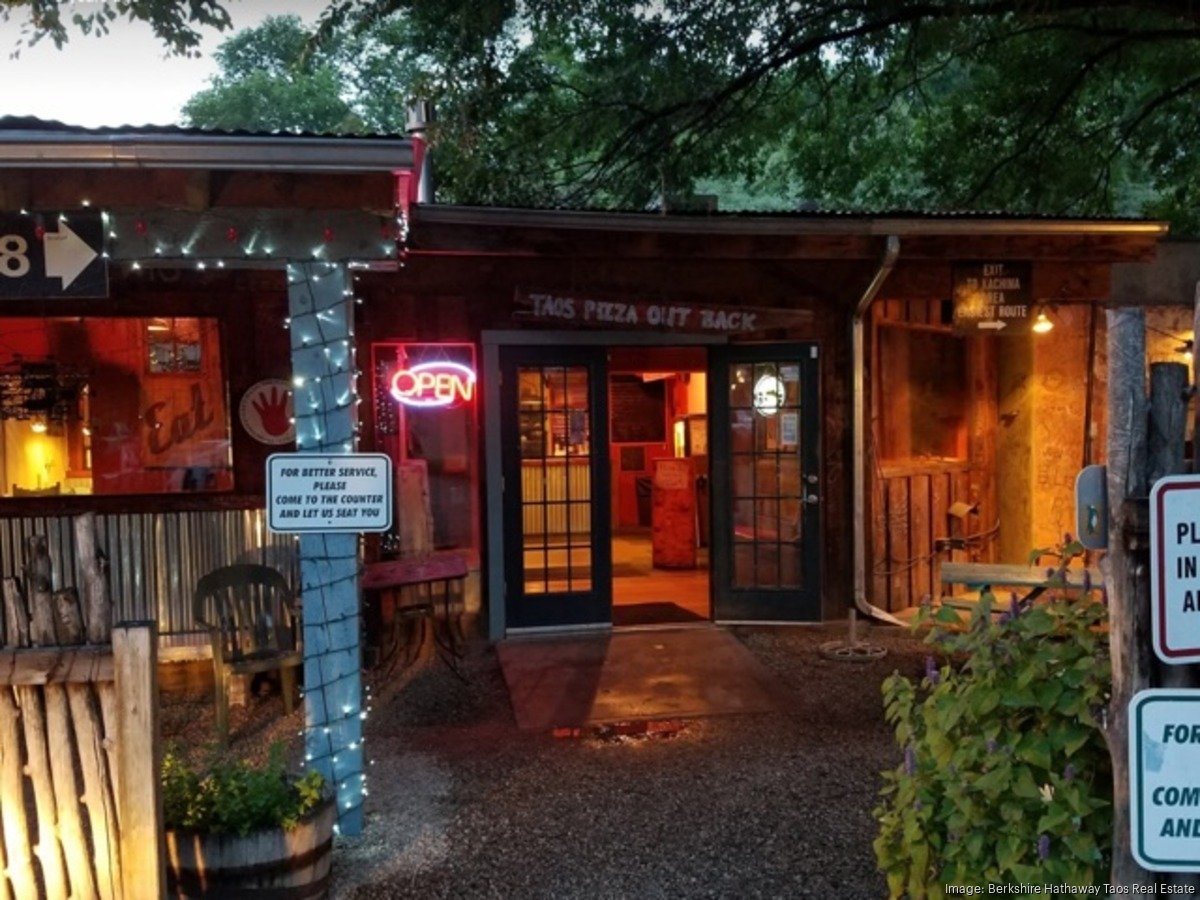 Taos Pizza Out Back restaurant in Taos