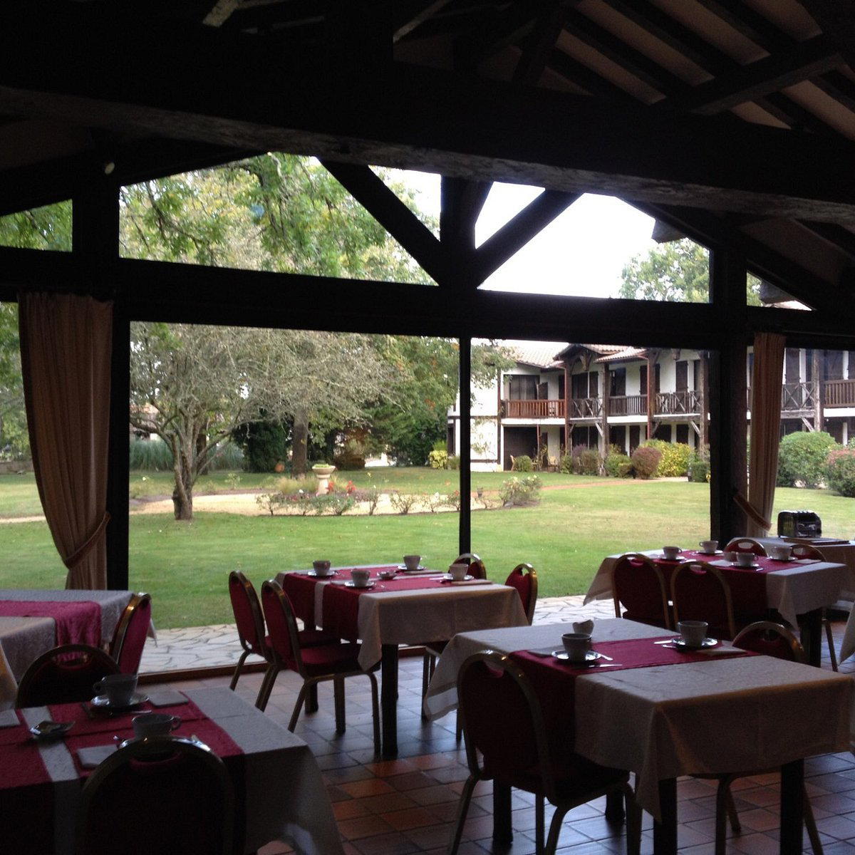 Auberge Des Pins restaurant in Sabres