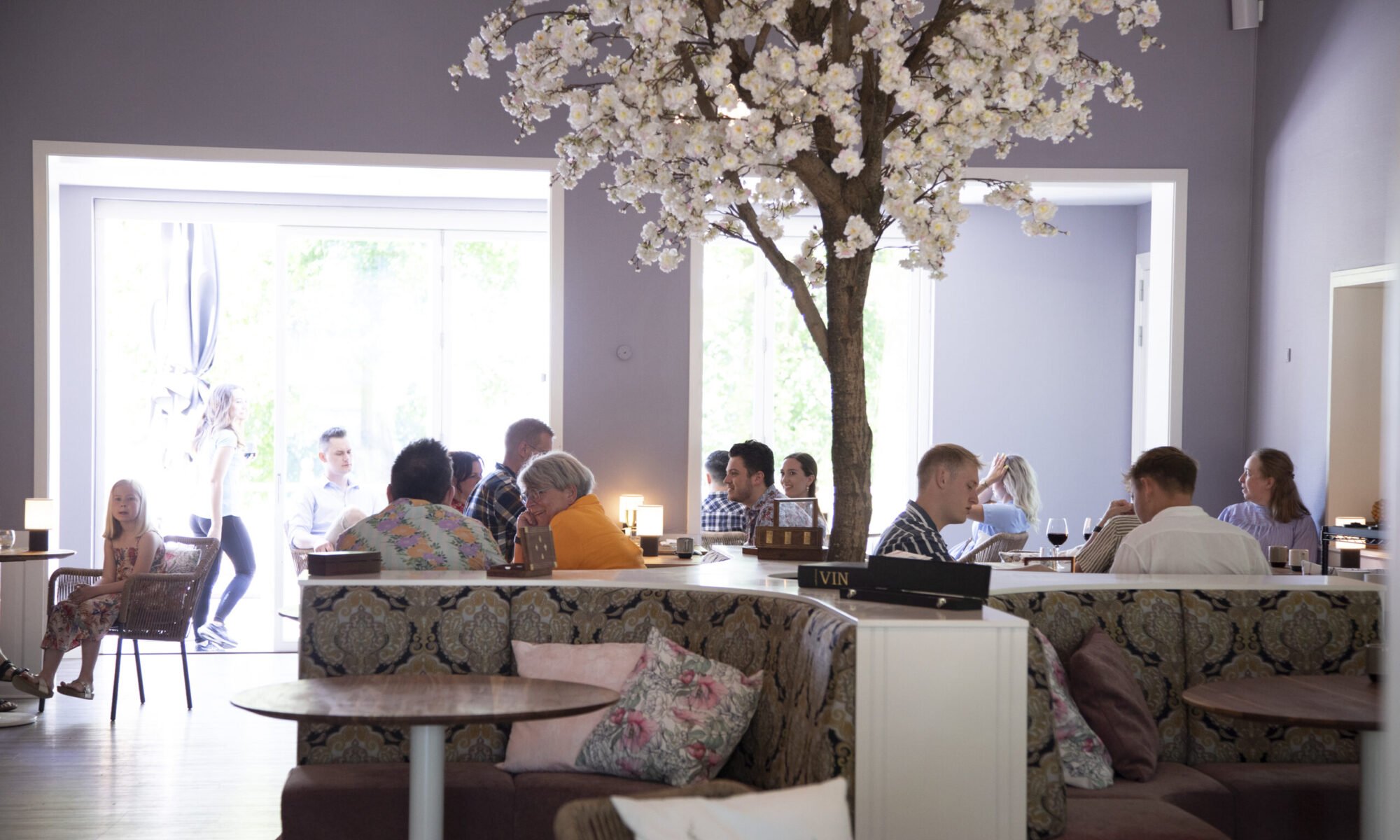 Restaurant Blossom, Restaurant in Holb K