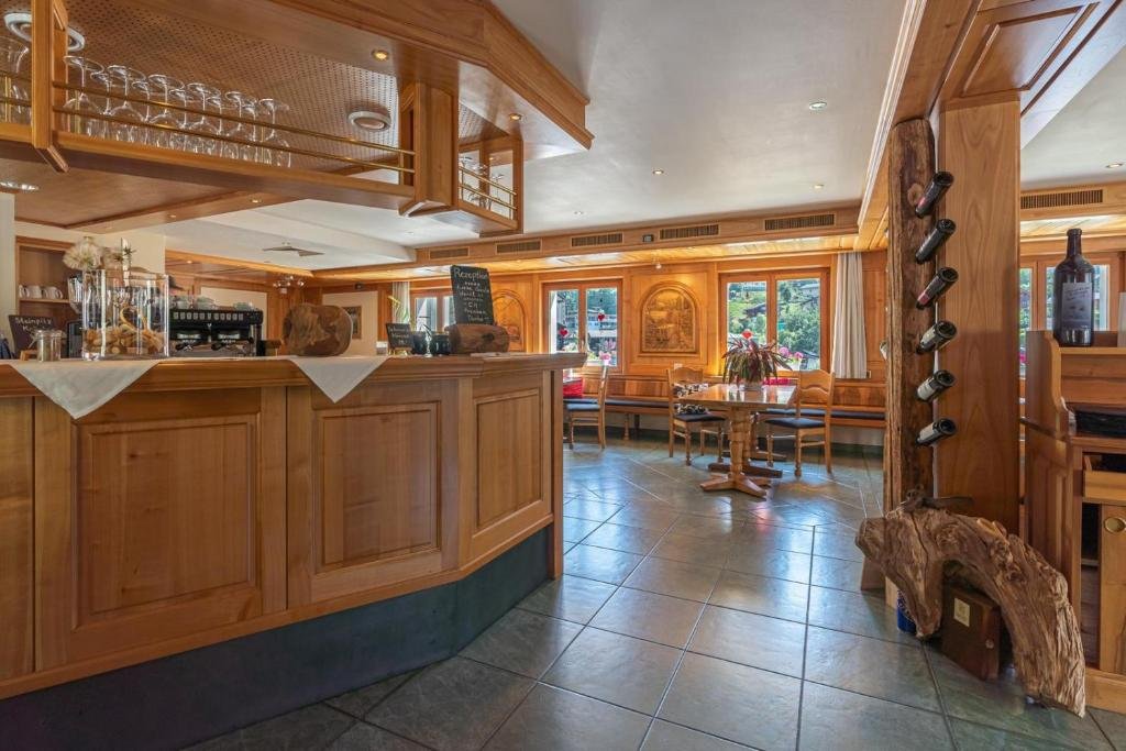 Hotel Restaurant - STRAUSS, Fiesch, Switzerland