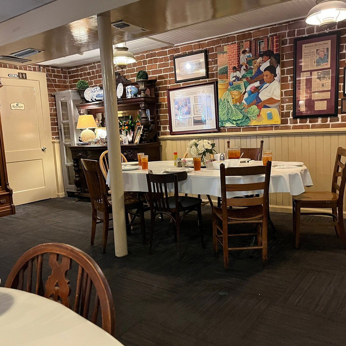Mrs. Wilkes’Dining Room, Restaurant in Savannah