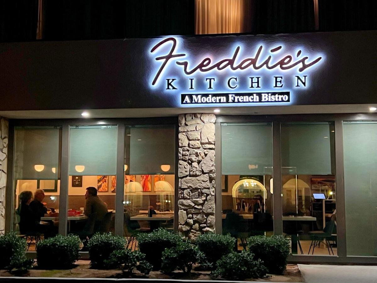Freddies Kitchen at the Cole, Restaurant in Palm Springs