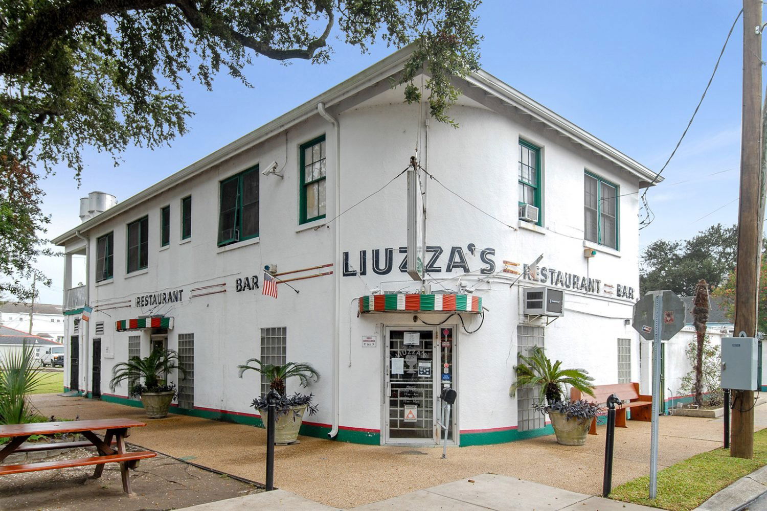 Liuzza's Restaurant & Bar, Restaurant in New Orleans