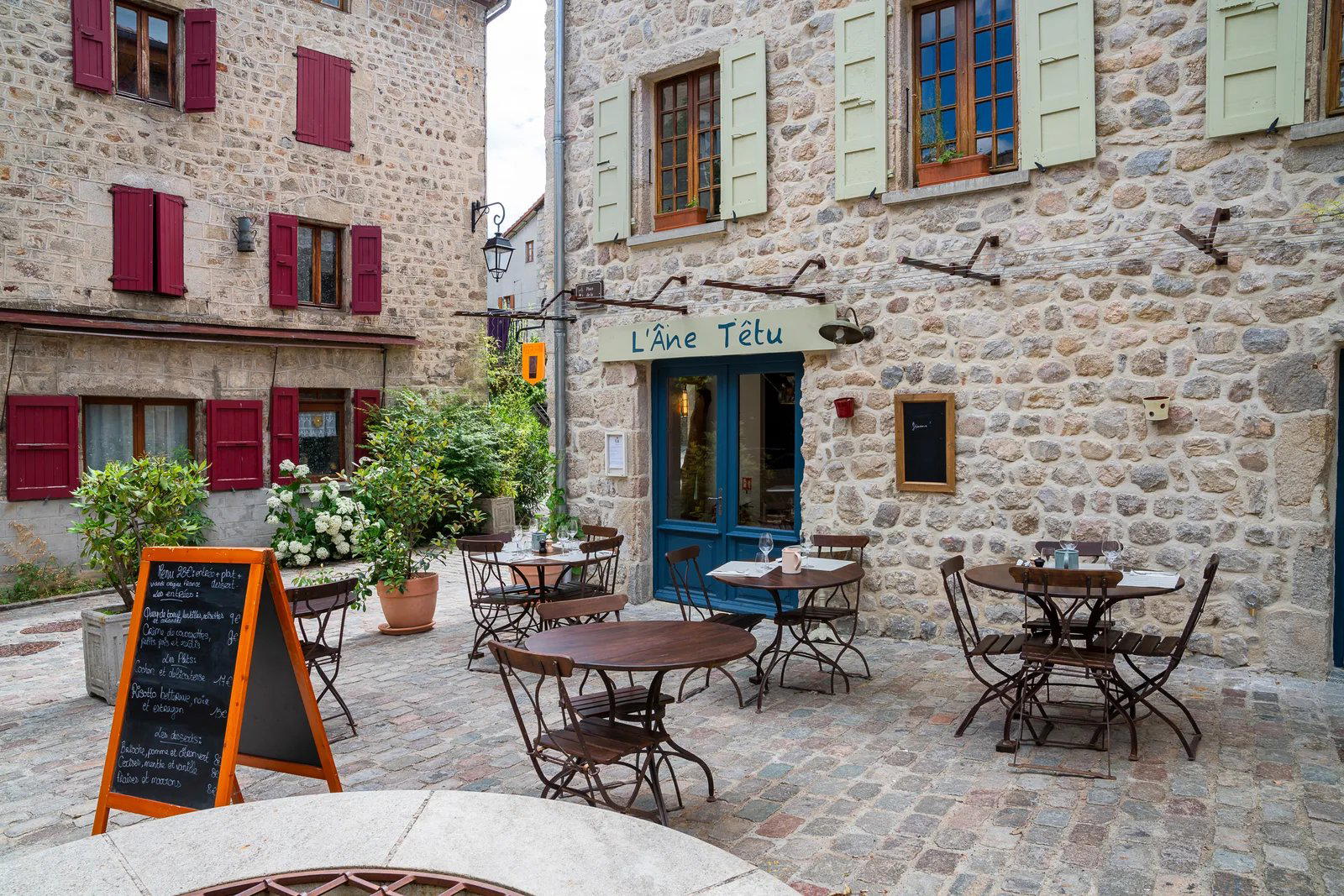 L'Âne Têtu restaurant in Desaignes, France