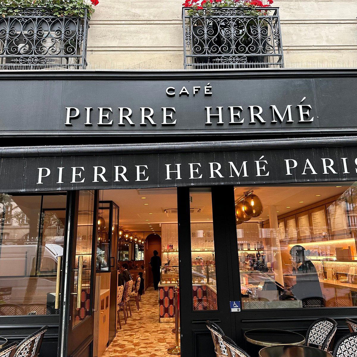 Café Pierre Hermé restaurant in Paris, France