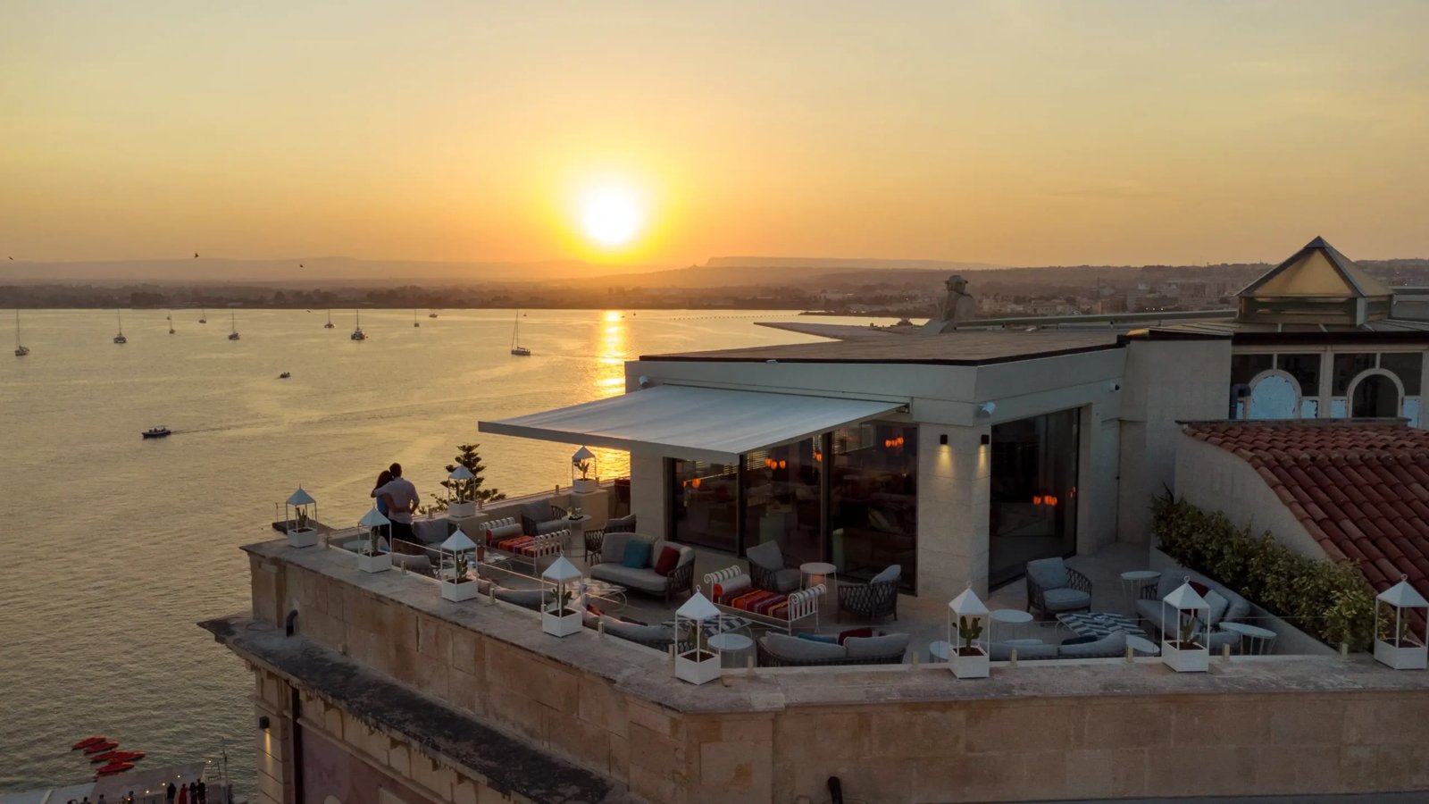 Clou Lounge Bar & Restaurant