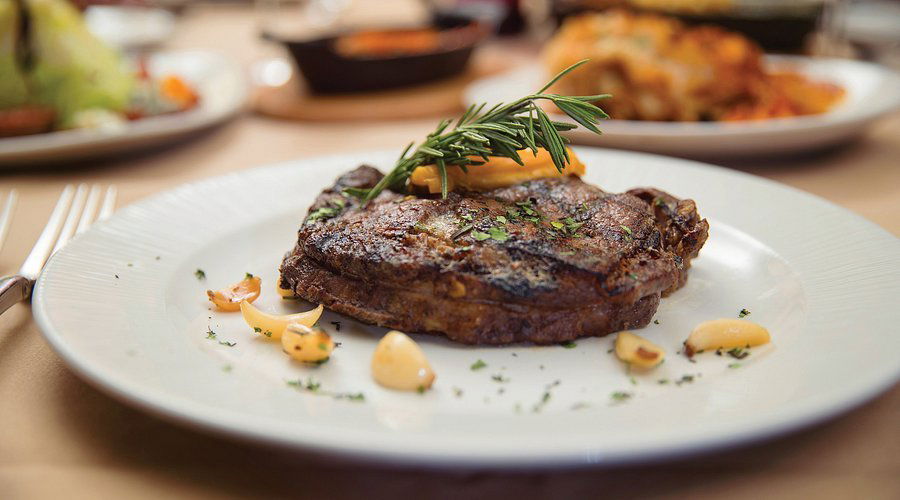 Scarlet's Steaks & Seafood, Restaurant in D Iberville