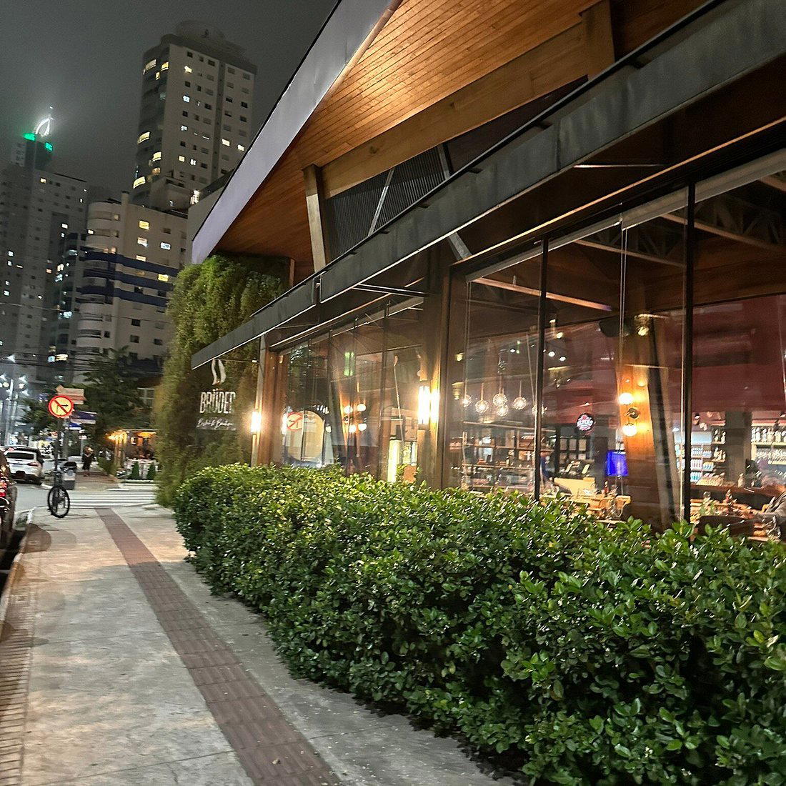 Brüder Bistrô e Boutique restaurant in Balneario Camboriu