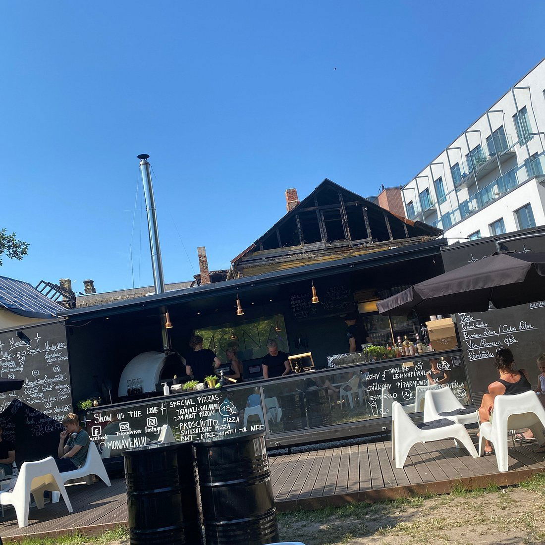 Mona Venüü, Restaurant in Parnu