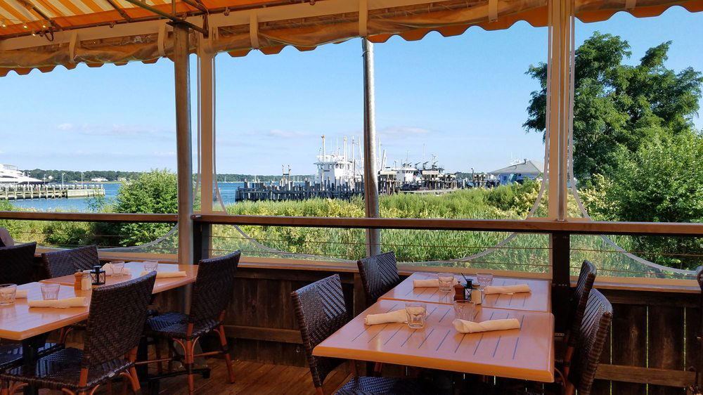 PORT Waterfront Bar & Grill, Restaurant in Greenport