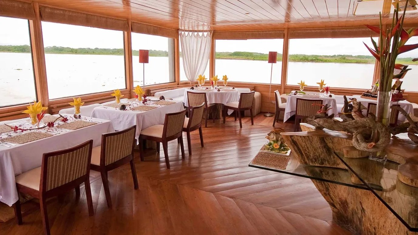 Delfin II dining room