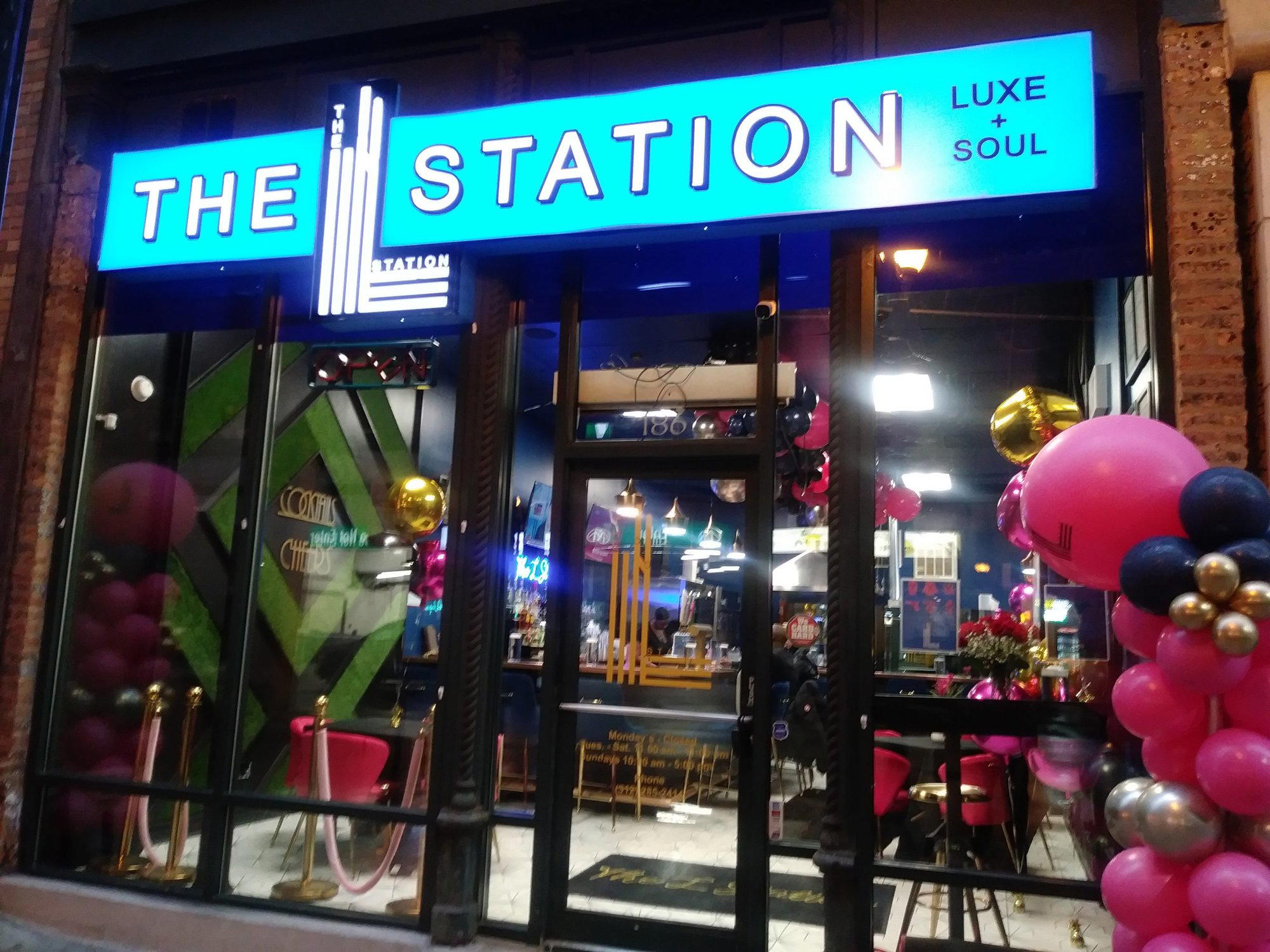The L Station restaurant in Chicago, United States