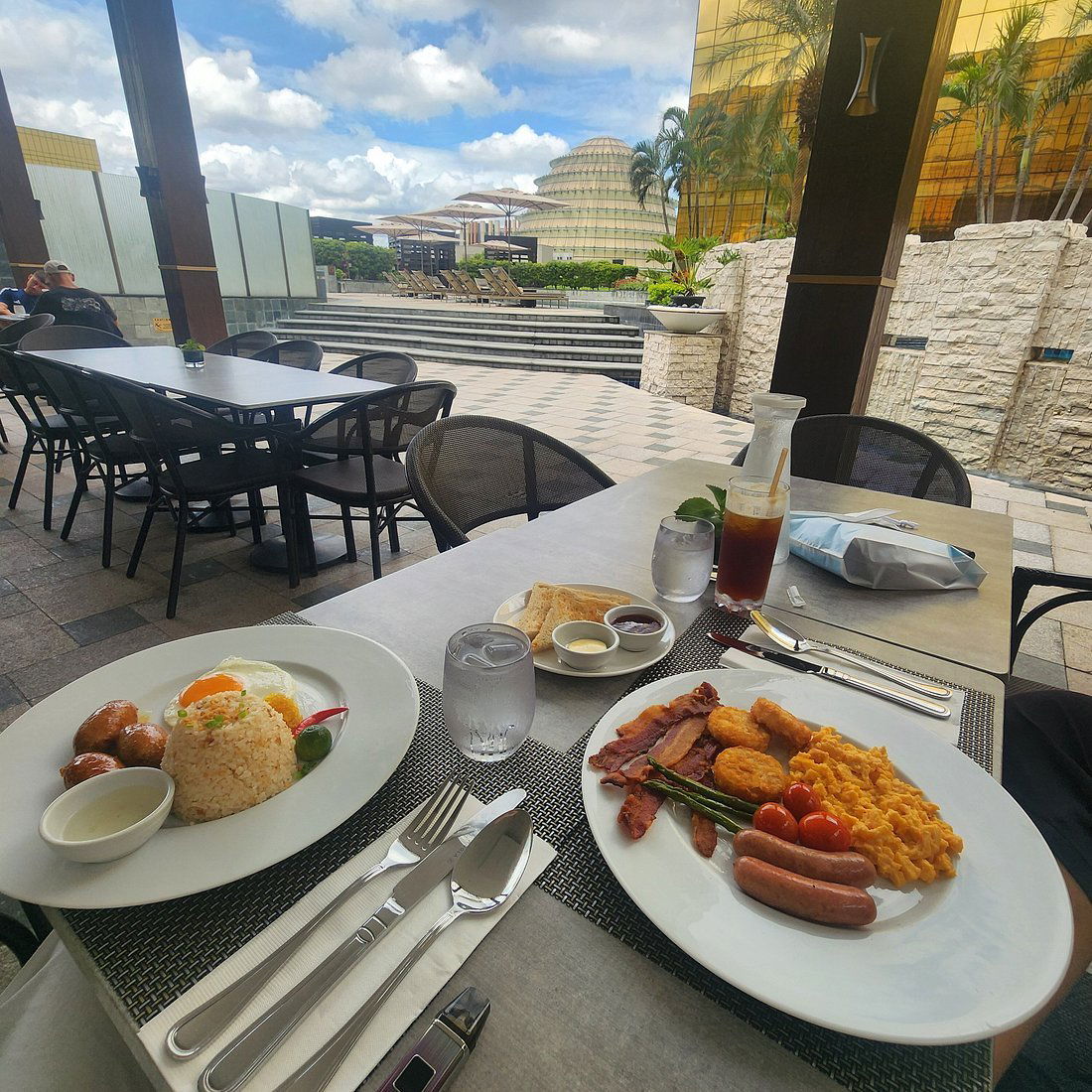 Breezes, Restaurant in Manila