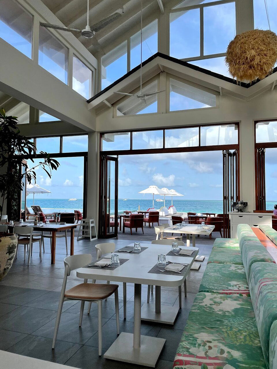 Kula, Restaurant in Huruvalhi Island