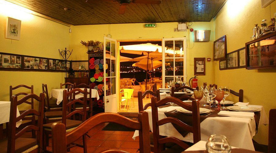 Ponto Final, Restaurant in Almada