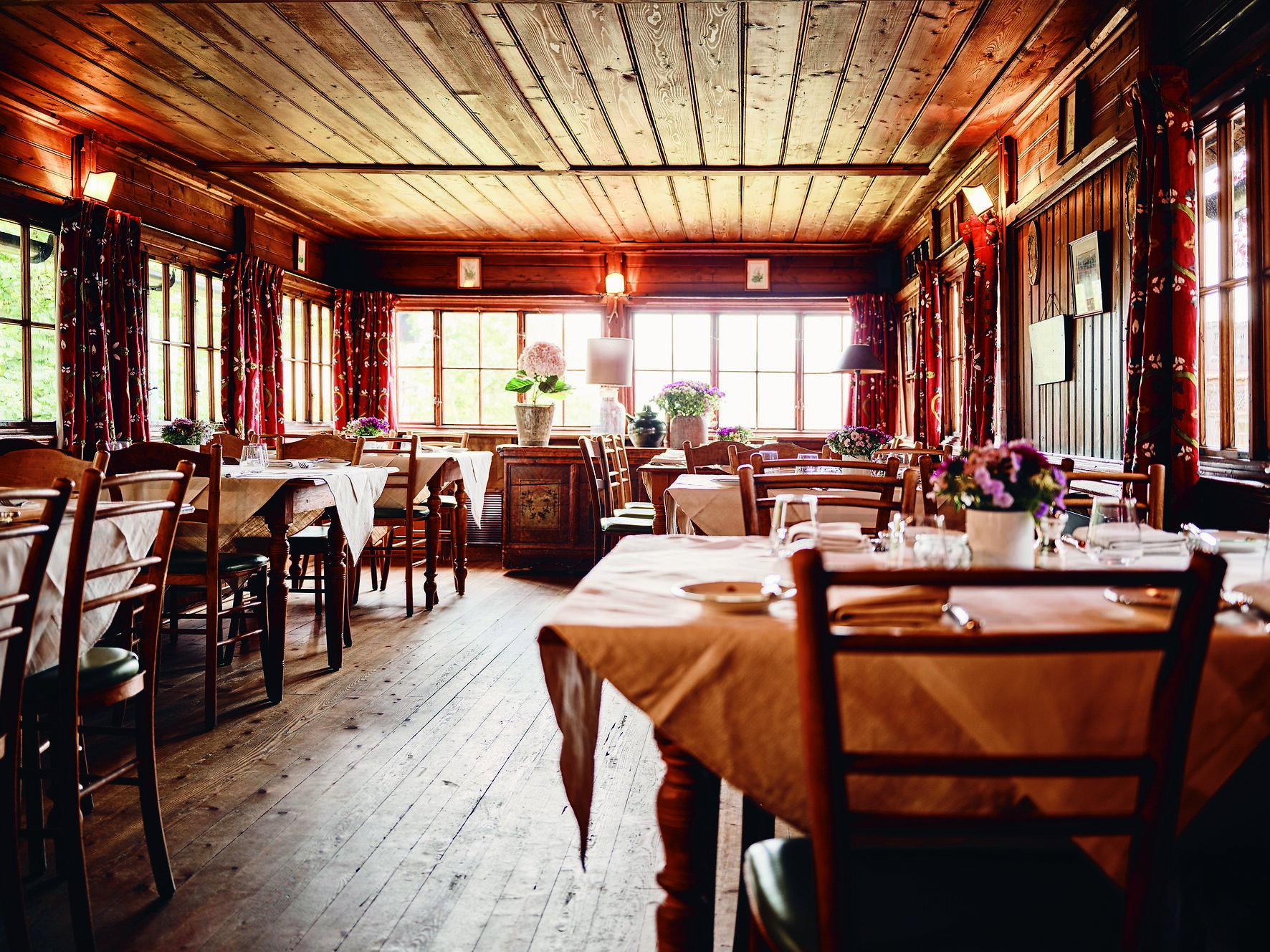 Johnsleitnerhütte restaurant in Stainach Purgg