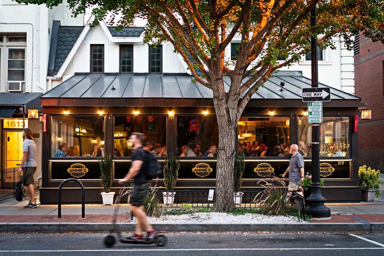 Annie's Paramount Steak House restaurant in Washington DC, United States