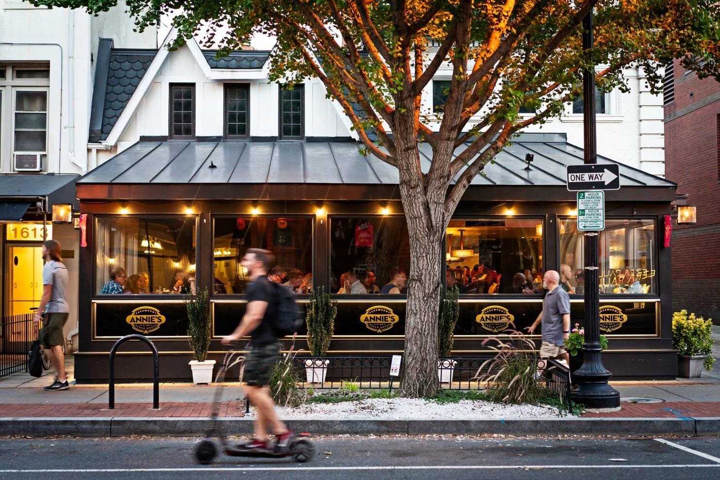 Annie's Paramount Steak House restaurant in Washington DC, United States