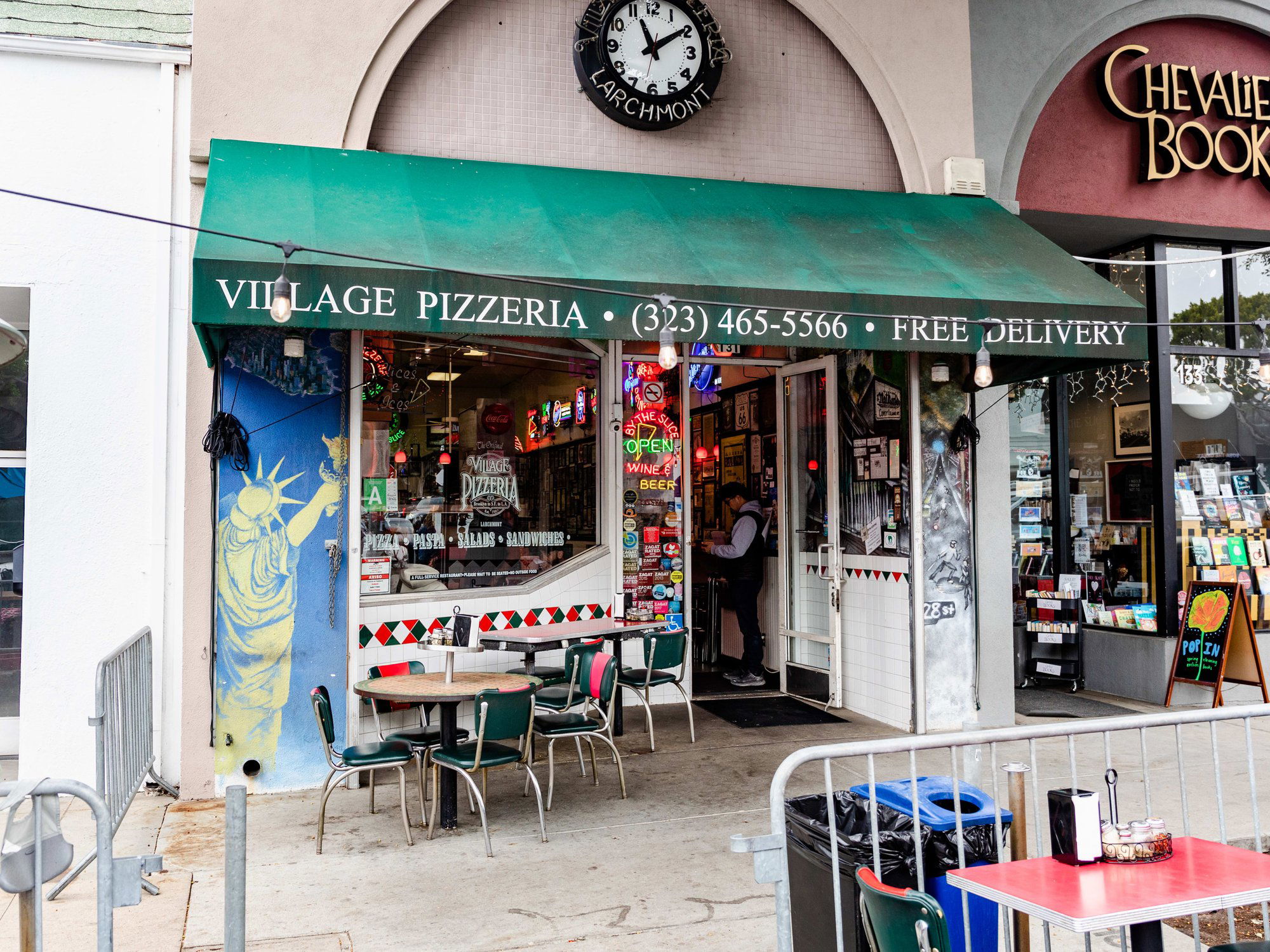 Village Pizzeria Larchmont, Restaurant in Los Angeles