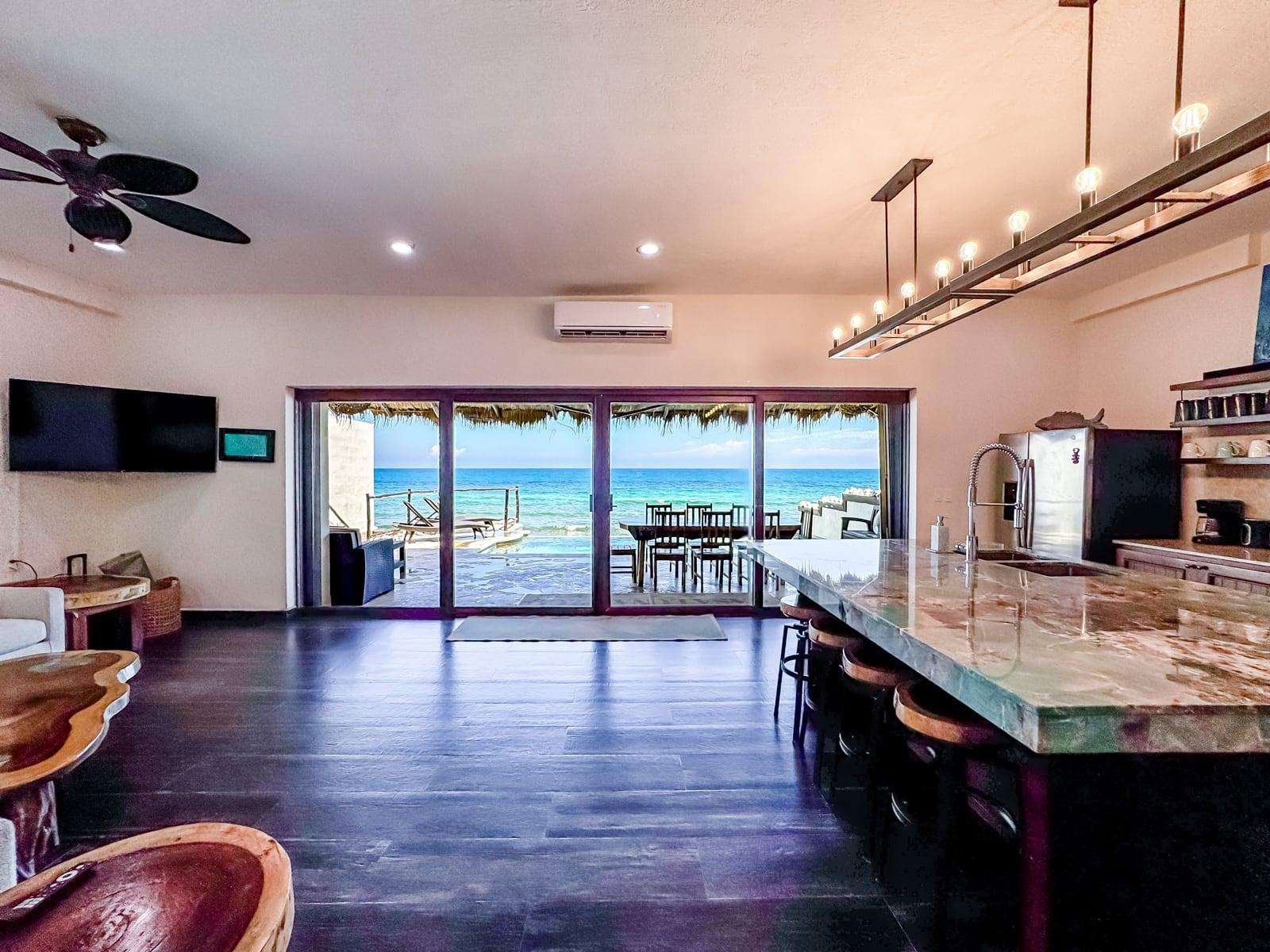 Luna Azul Beach Club, Restaurant in San Lorenzo