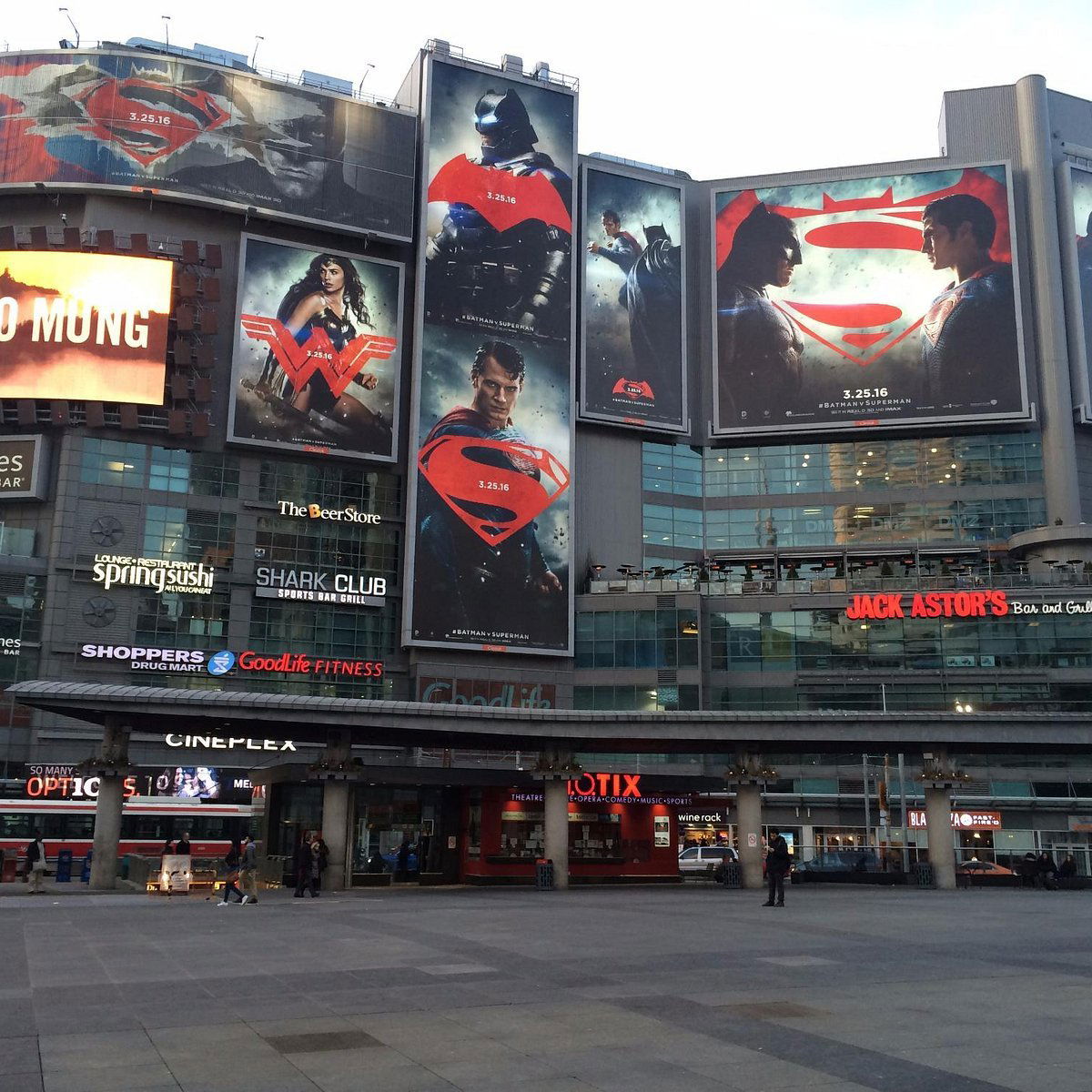 Cineplex Cinemas Yonge-Eglinton and VIP, Restaurant in Toronto