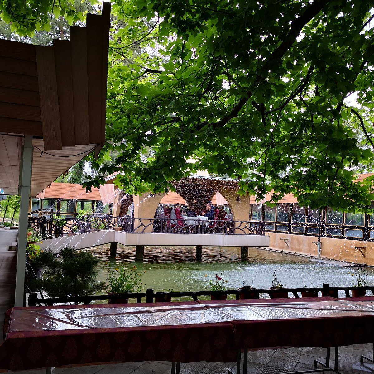 Laneh Tavoos Restaurant (رستوران لانه طاووس) restaurant in Marv Dasht, Iran