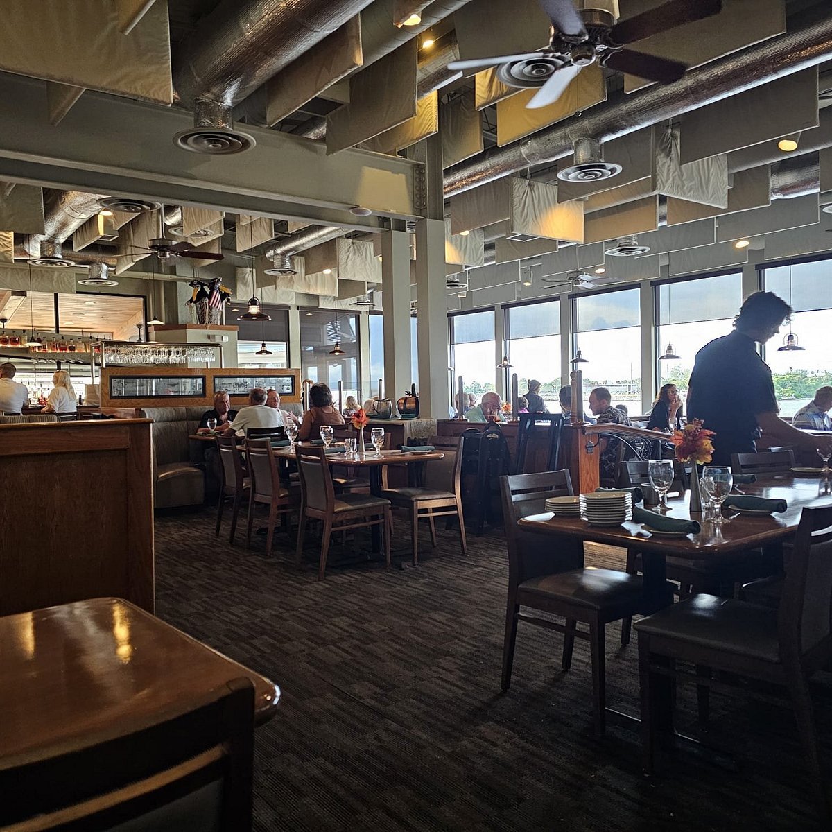 Crow's Nest Restaurant, Tavern & Marina