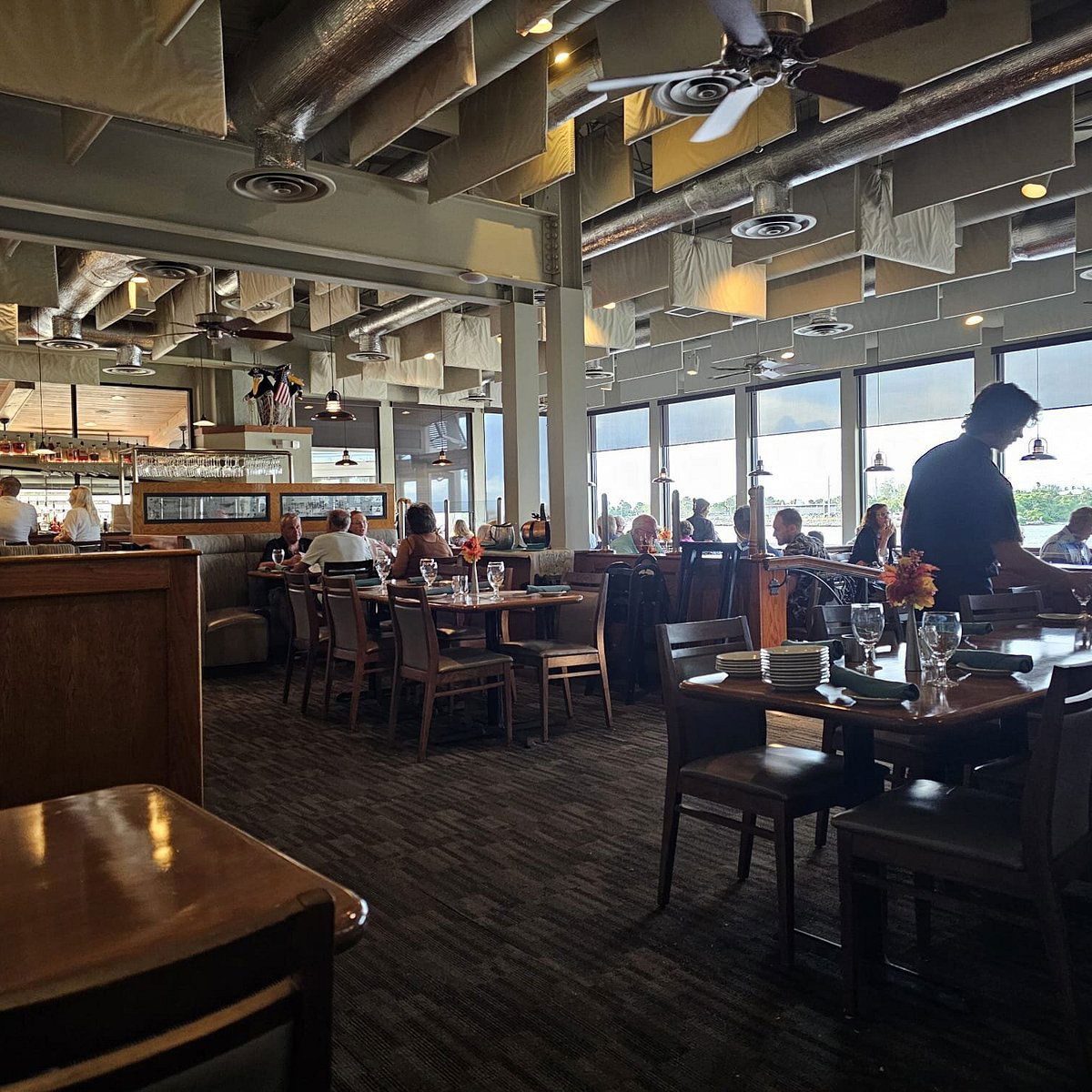 Crow's Nest Restaurant, Tavern & Marina, Restaurant in Venice