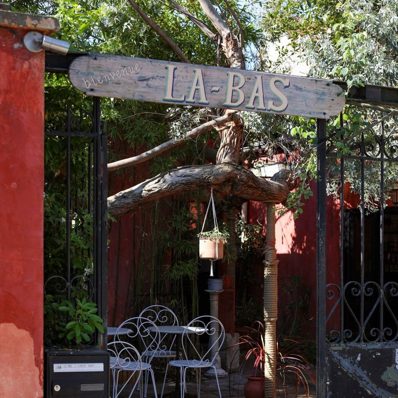 Là-bas restaurant in Montreuil, France