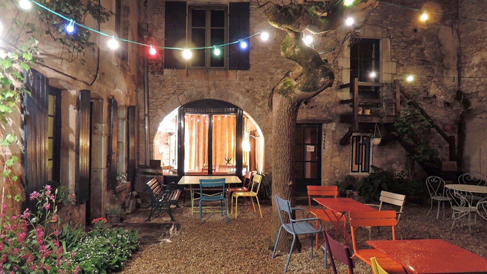 La Vieille Tour, Restaurant in Noyers