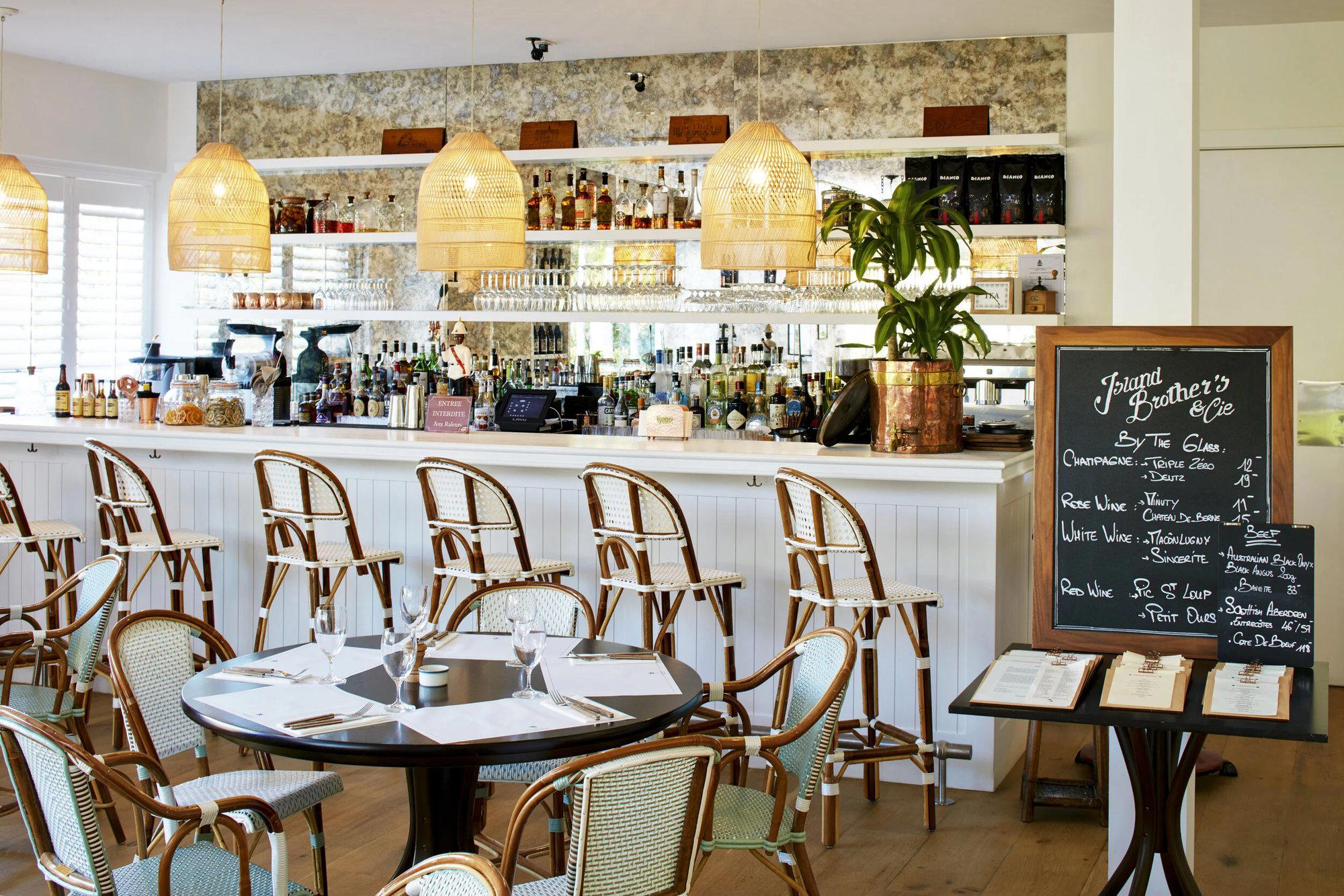 Island Brothers Cie restaurant in Nassau