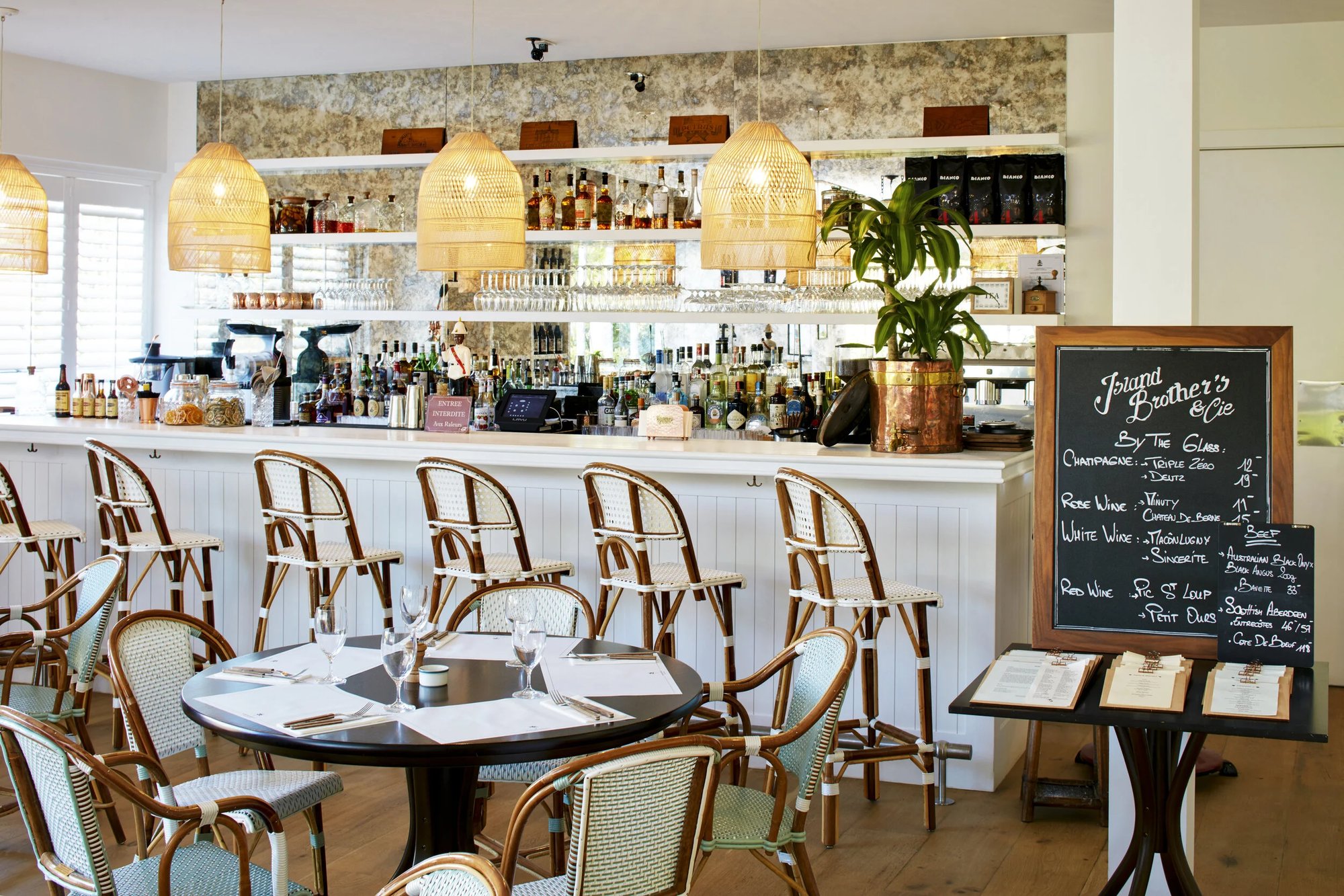 Island Brothers Cie restaurant in Nassau