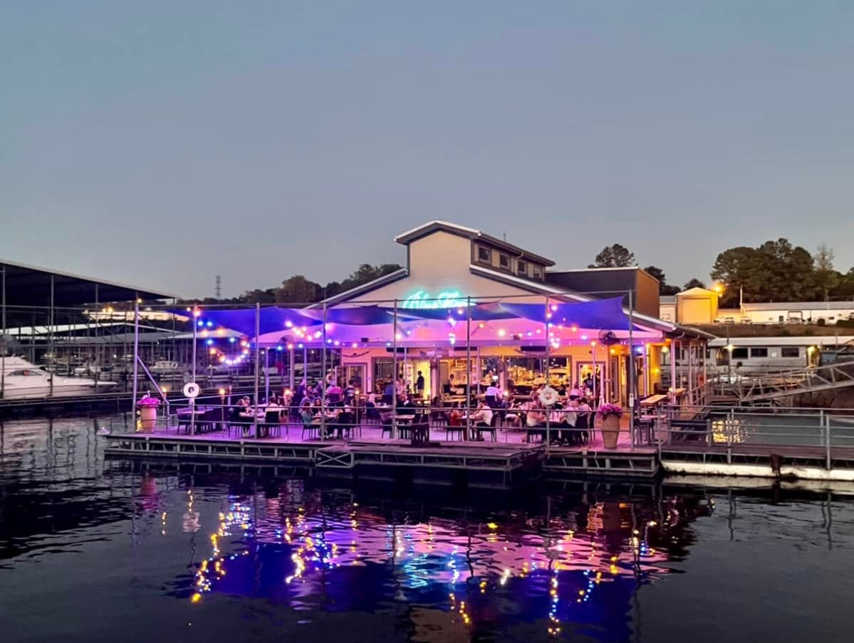 Blue Moon Waterfront Grille, Restaurant in Nashville