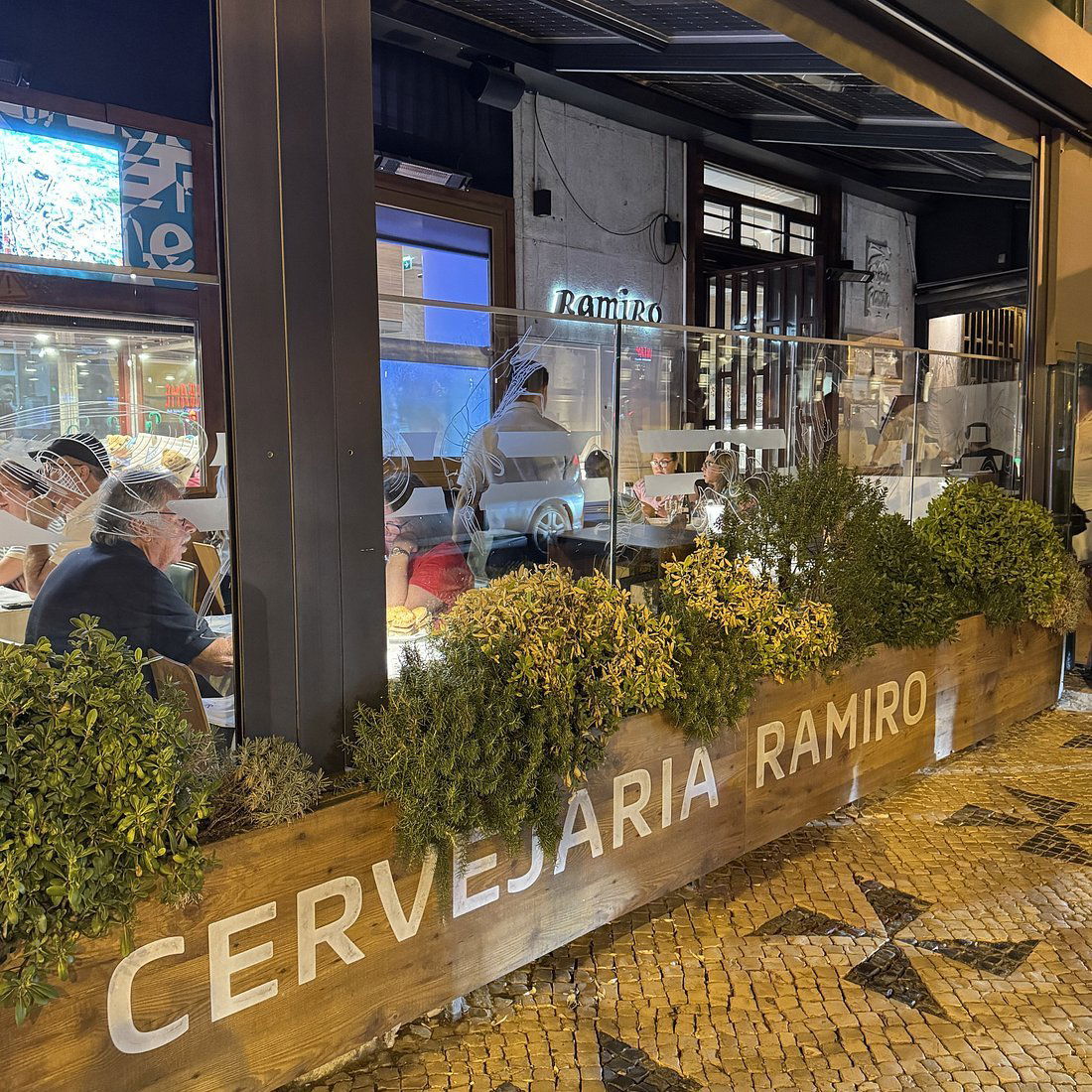 Estacionamento Cervejaria Ramiro, Restaurant in Lisbon