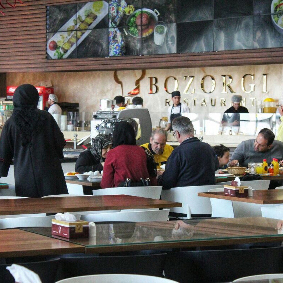 Bozorgi Restaurant, Restaurant in قم