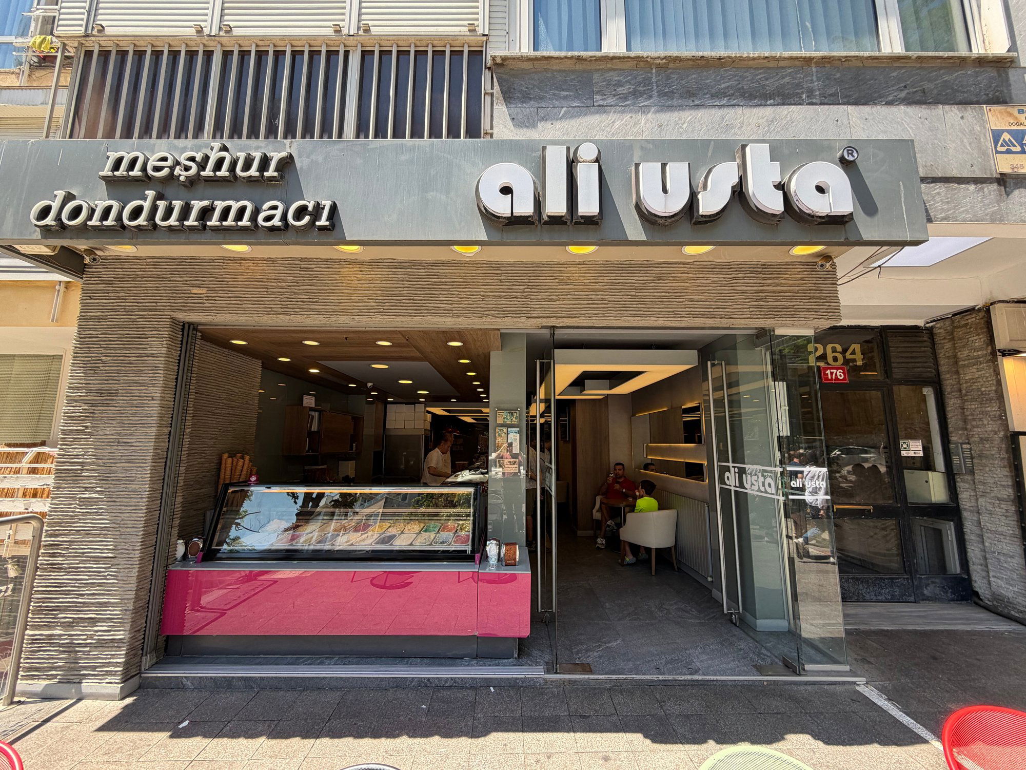 Meşhur Dondurmacı Ali Usta, Restaurant in Istanbul