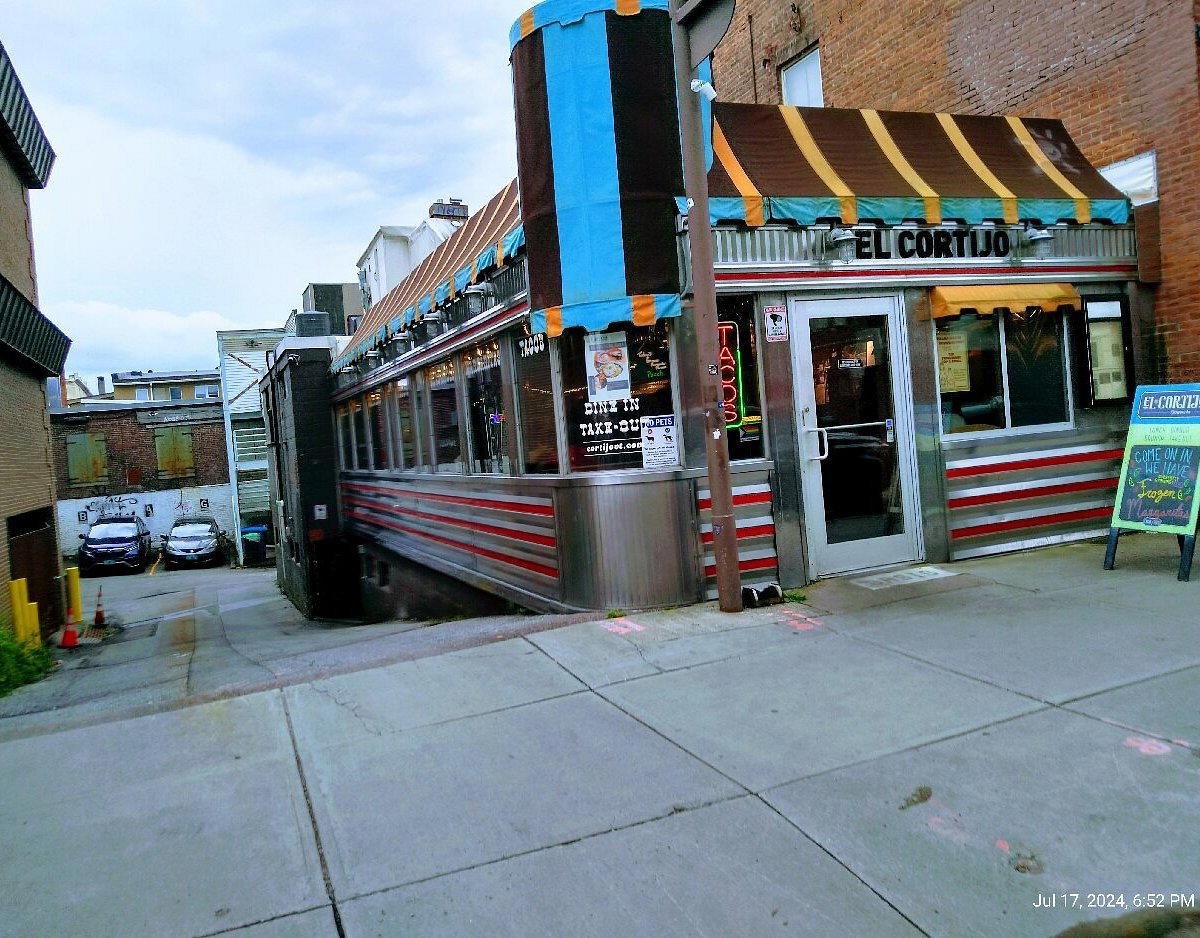 El Cortijo Taqueria Y Cantina restaurant in Burlington