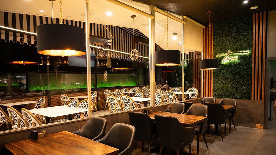 The Corner, Restaurant in Glendale
