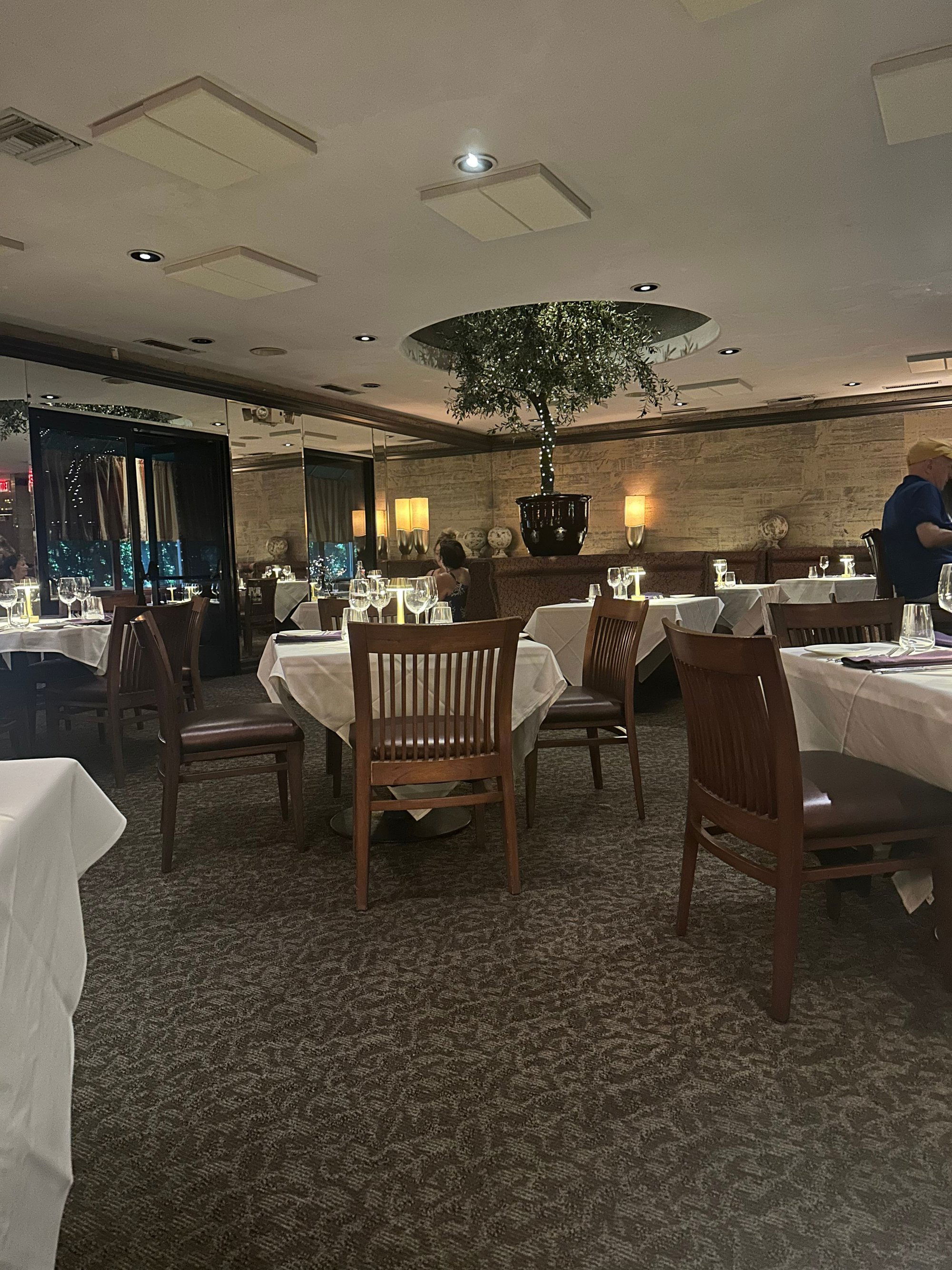 Foxy's Kitchen + Bar, Restaurant in Rancho Mirage